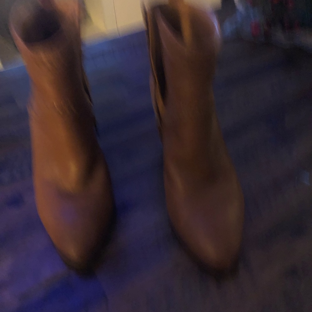 Slightly worn a few times .It’s nice stylish almond toe bootie .